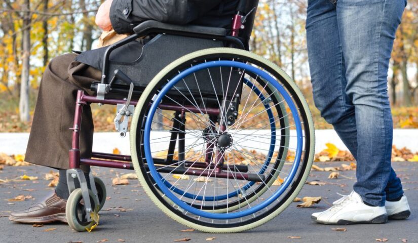Osoba na wózku inwalidzkim z opiekunem