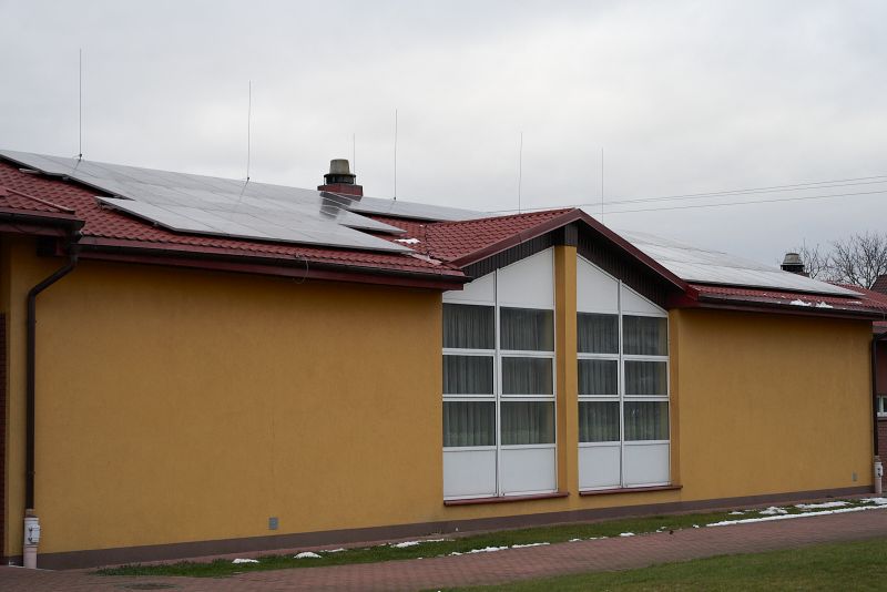 Panele fotowoltaiczne na dachu budynku Ochotniczej Straży Pożarnej w Lubowidzu, fot. Jakub Szeluga