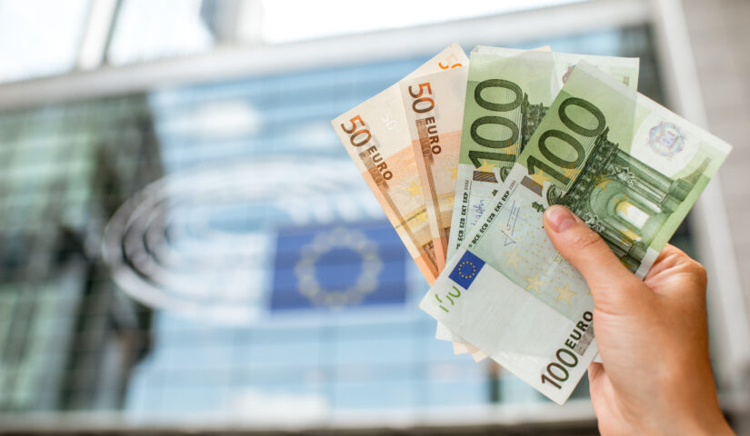 Banknoty euro trzymane w ręce