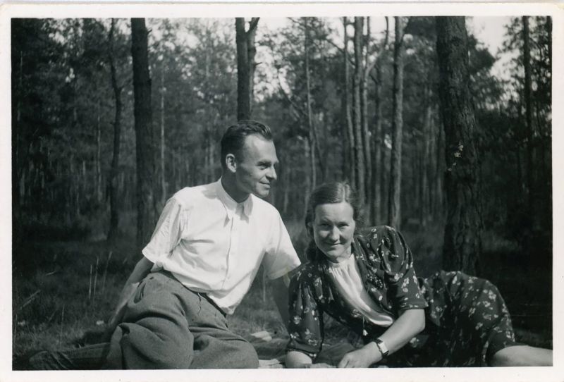 Rotmistrz Witold Pilecki z żoną Marią w lesie pod Legionowem, fot. Muzeum Dom Rodziny Pileckich