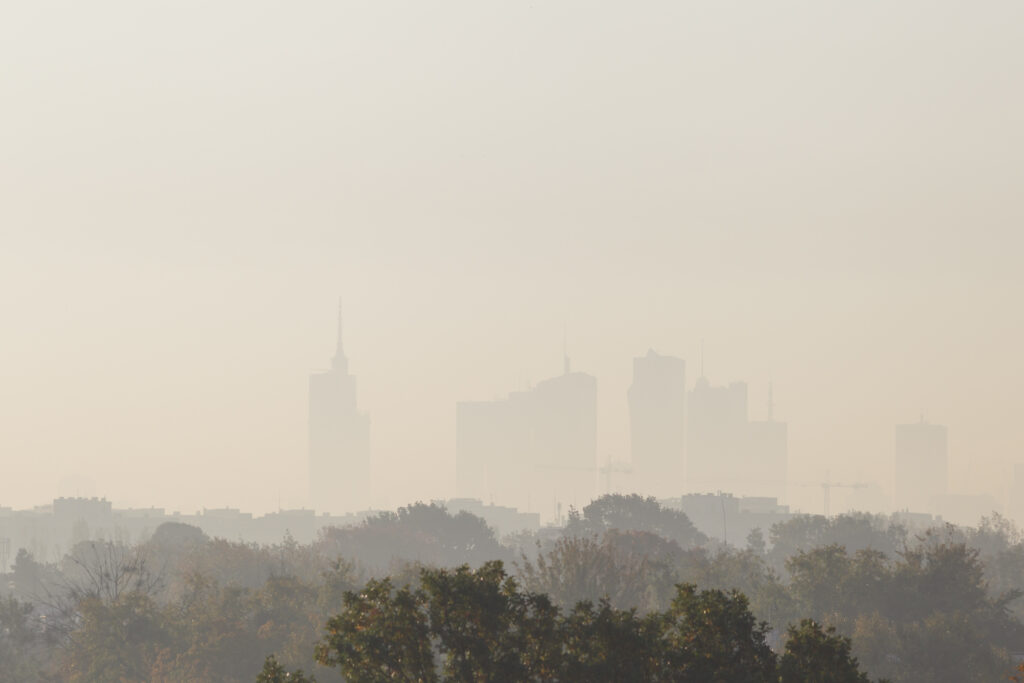 Warszawa spowita smogiem i mgłą