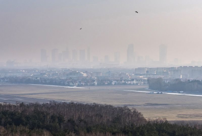 Widok na panoramę Warszawy ze smogiem