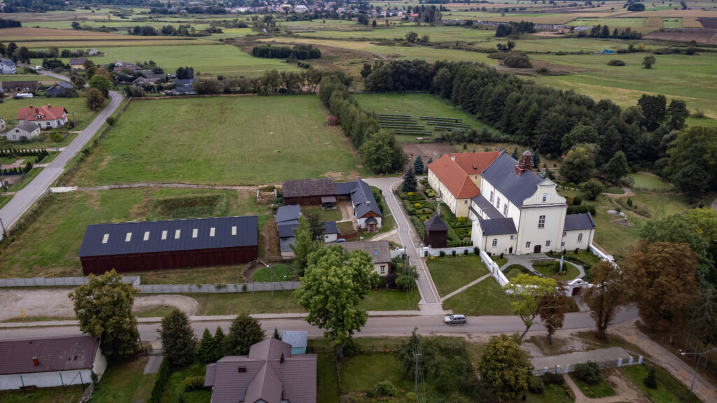 Widok z lotu ptaka na zespół klasztorny w Ratowie