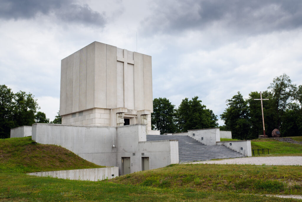 Monumentalny budynek pomnika-mauzoleum w Ostrołęce

