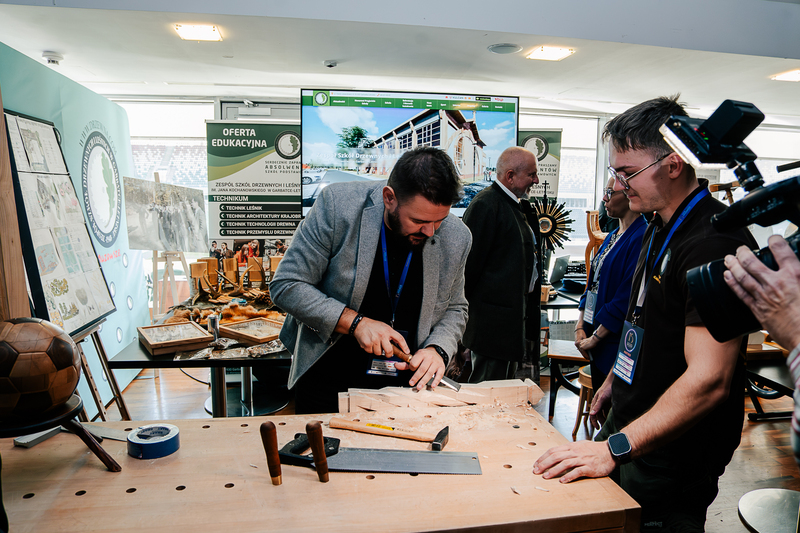 Stoisko Zespołu Szkół Drzewnych i Leśnych im. Jana Kochanowskiego w Garbatce-Letnisku na Forum Rozwoju Mazowsza w 2025 r. Ta placówka także uczestniczyła w projekcie „Zintegrowany rozwój szkolnictwa zawodowego”, fot. Agata Krzysztofik / MJWPU
