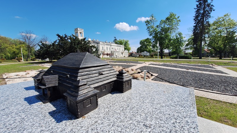 Makieta i fundamenty nieistniejącego dworu w Sannikach, fot. ECA w Sannikach
