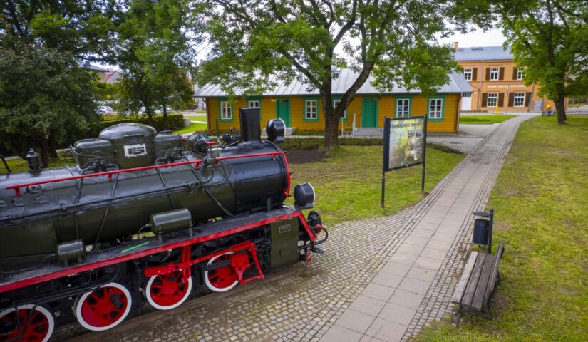 Odrestaurowany budynek dawnej Kolei Nadwiślańskiej i kolejowe minimuzeum, fot. Urząd Miasta Ciechanowa