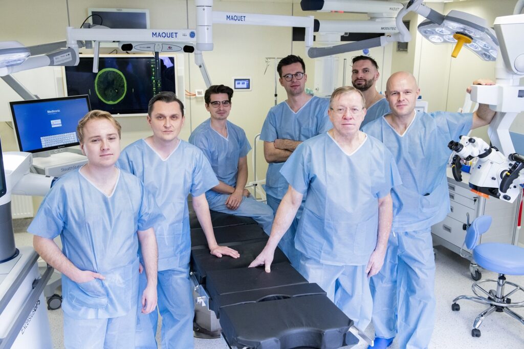 Zespół Interwencyjnego Centrum Neuroterapii kierowany przez prof. nadzw. dr. hab. med. Mirosława Ząbka (pierwszy z prawej strony łóżka), fot. Mazowiecki Szpital Bródnowski
