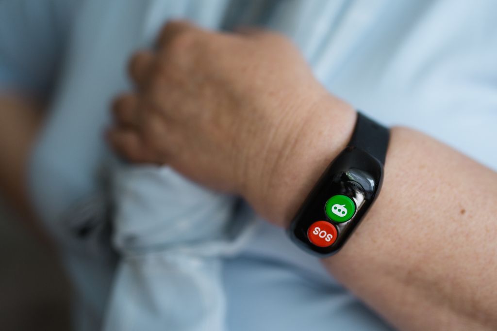 Opaska zawiadamiająca o np. upadku seniora, fot. Mirosław Sosnowski