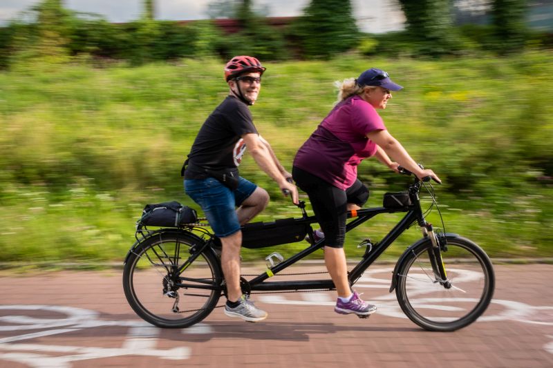 Z osobistym asystentem osoba niedowidząca może ruszyć nawet na wycieczkę rowerową, fot. Franek Mazur