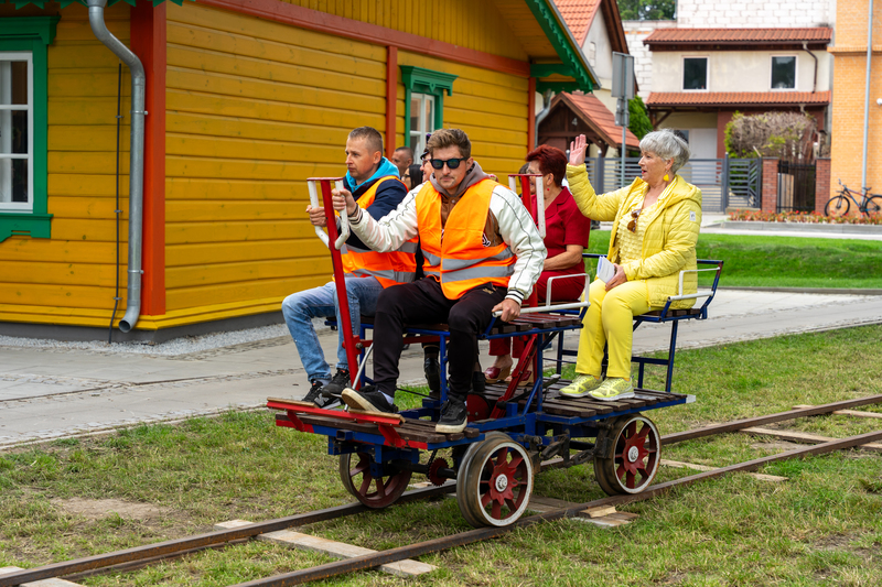 W kolejowym minimuzeum można m.in. wsiąść do drezyny, fot. Urząd Miasta Ciechanowa