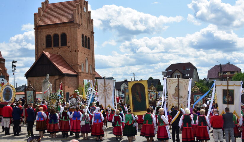 Dzwonnica kościelna przy Kolegiacie pw. Trójcy Przenajświętszej w Myszyńcu. Przed dzwonnicą procesja z feretronami i sztandarami