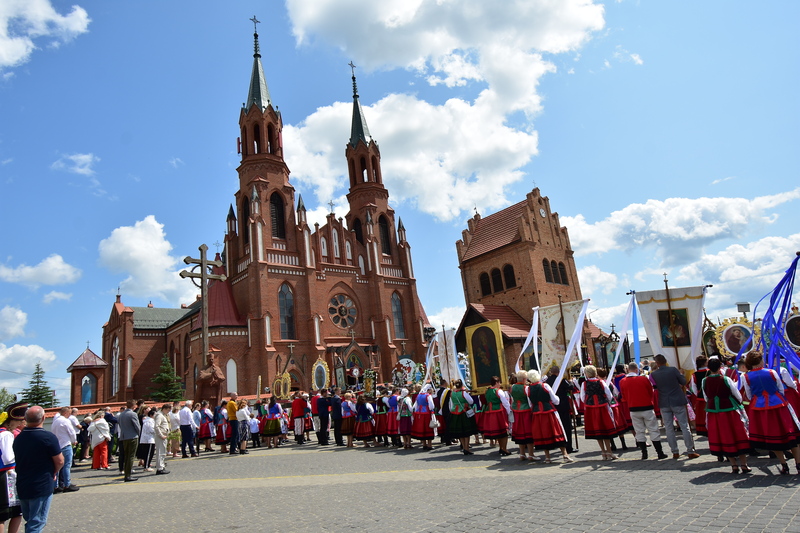 Procesja z feretronami i sztandarami przed dzwonnicą kościelną i Kolegiatą pw. Trójcy Przenajświętszej w Myszyńcu, fot. Mirosław Brodzik